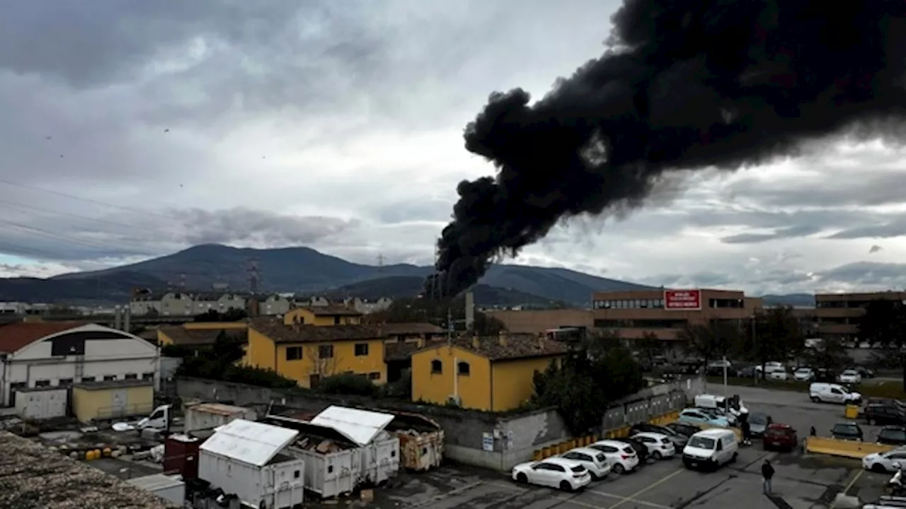 Due morti e tre dispersi in un’esplosione in un deposito dell’Eni a Calenzano