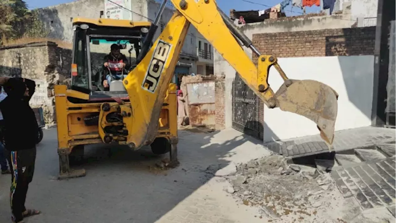 Bulldozer Action: घर के बाहर चला बुलडोजर, चबूतरे को तोड़ गई टीम; पीड़ित ने क्यों लगाया ये आरोप