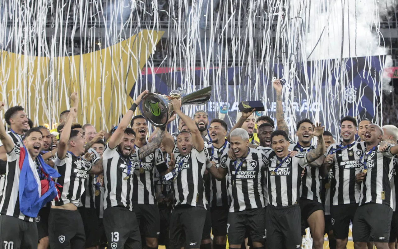 Cinco jogadores do Botafogo são premiados pela CBF; veja seleção completa do Brasileirão