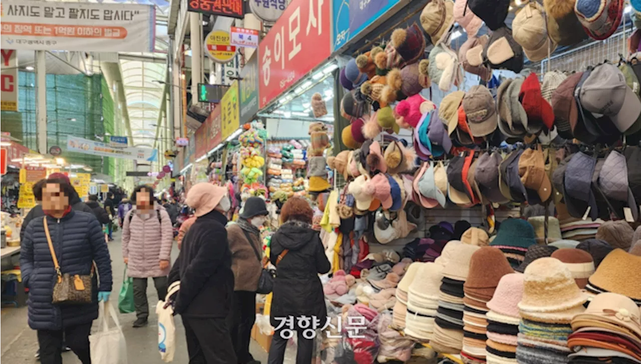 ‘윤석열 핫플’ 대구 서문시장 곳곳서 “사진·서명 뗐다”…전국서 ‘윤 흔적 지우기’ 확산