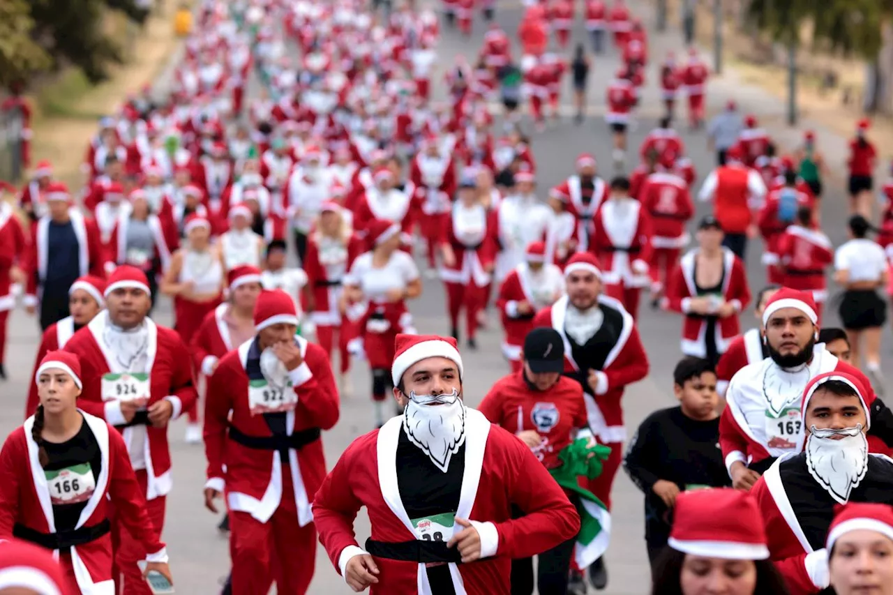 Mexique: une nuée de Père Noël à la traditionnelle course pédestre de Guadalajara