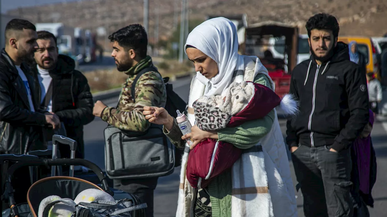 Hundreds of Syrians line up at Turkish border crossing awaiting return home