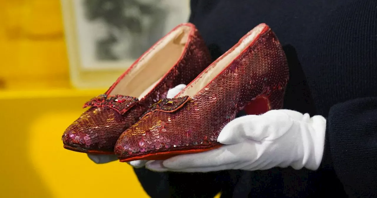 Magicien d’Oz : les souliers rouges de Judy Garland vendus 28 millions de dollars aux enchères