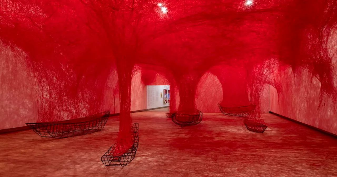 Chiharu Shiota prend le Grand Palais à brin le corps