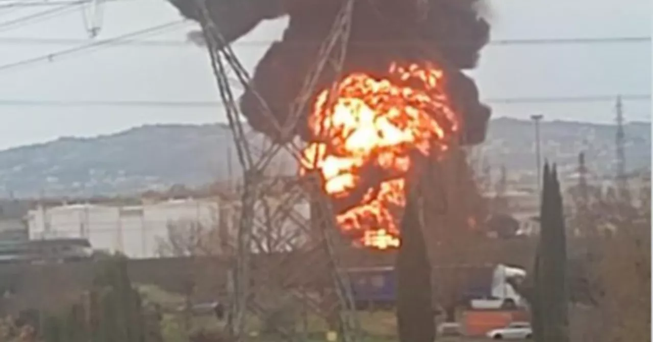 Calenzano, esplosione alla raffineria Eni: "Un morto, molti ustionati". Caos treni e autostrada a Firenze