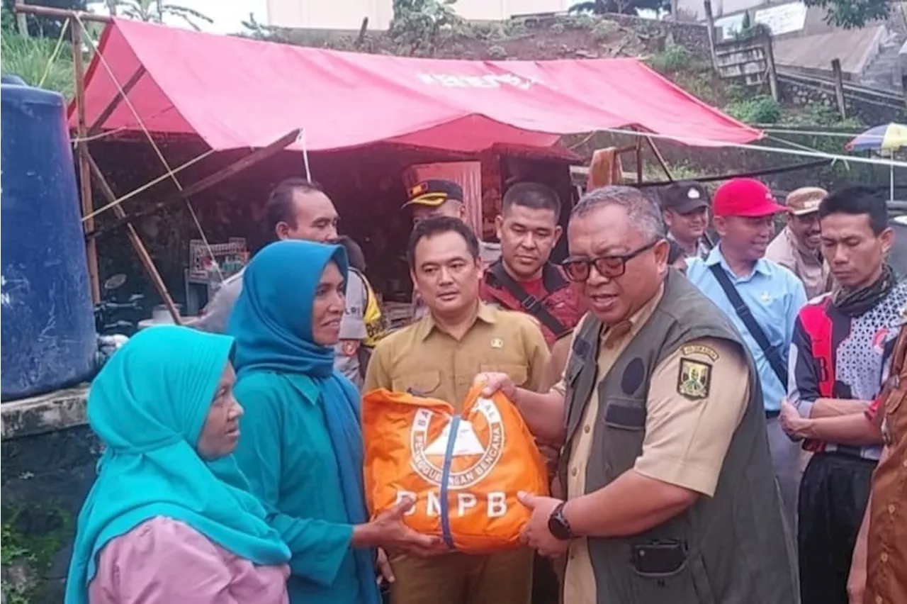 Tinjau Lokasi Bencana di Bantargadung, Bupati Sukabumi Salurkan Bantuan