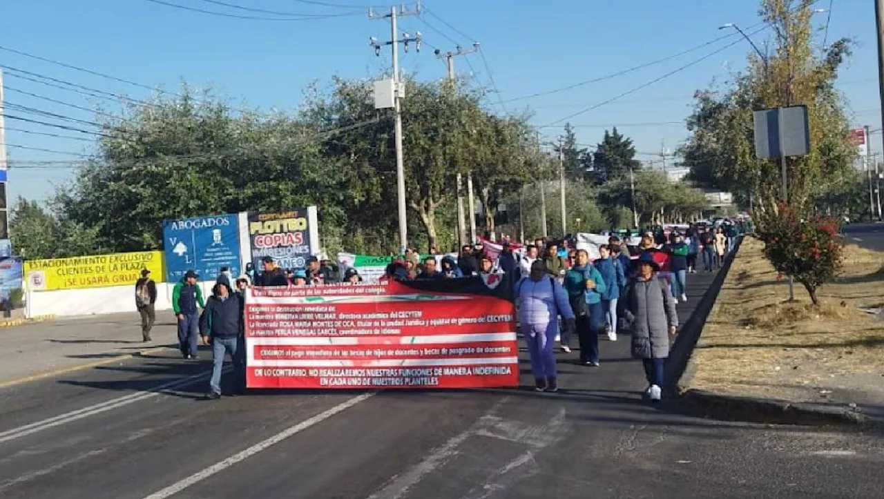 En Toluca, marchan maestros del CECyTEM por falta de pagos