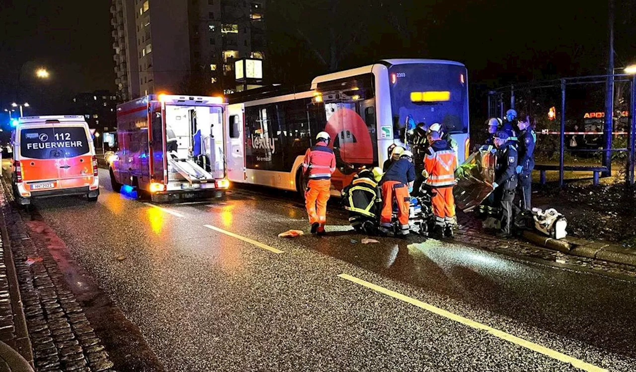 Tödlicher Unfall: Frau von Bus überrollt – Polizei hat jetzt eine Vermutung