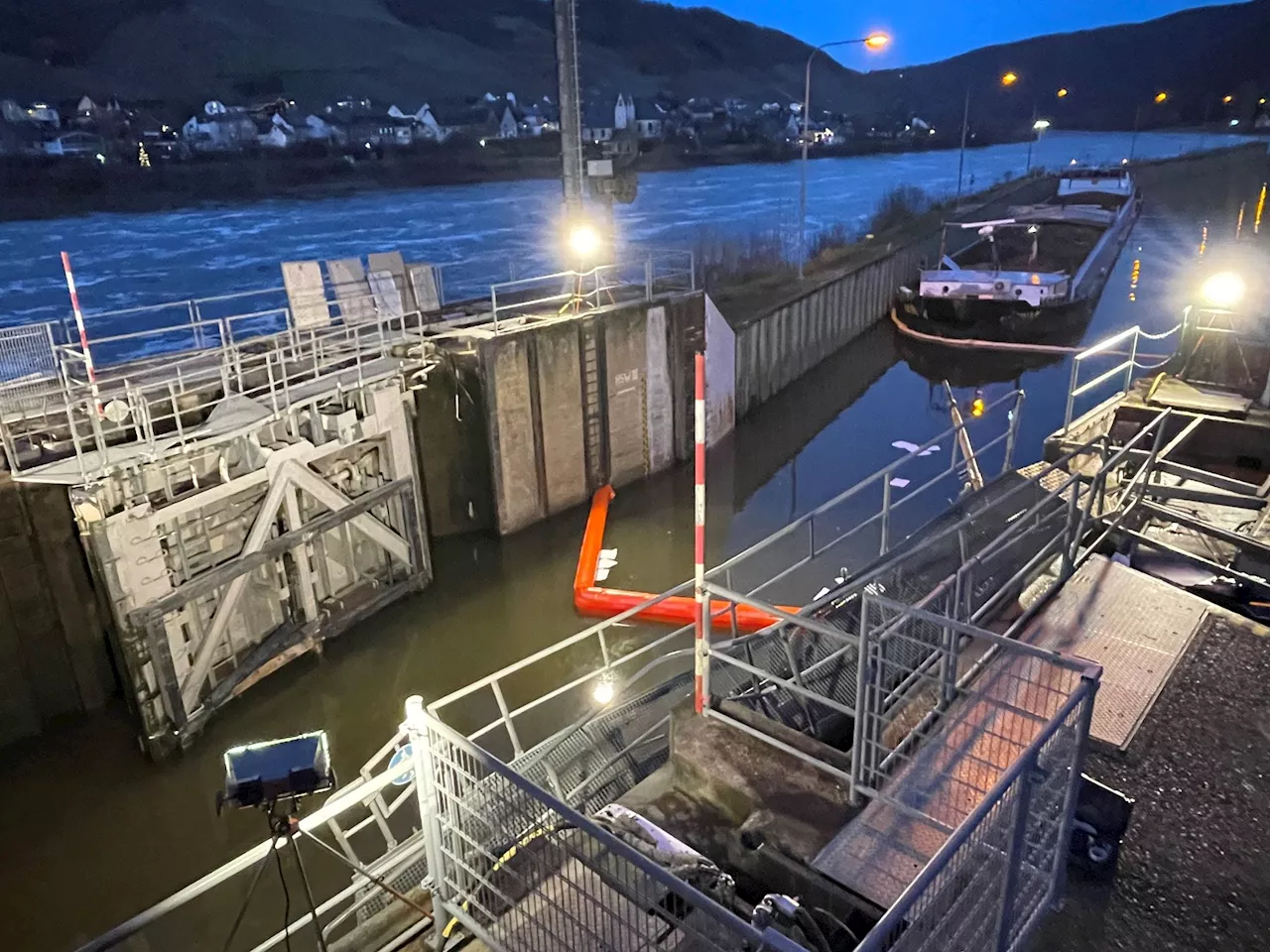 Schiffe auf der Mosel stecken nach Unfall weiter fest