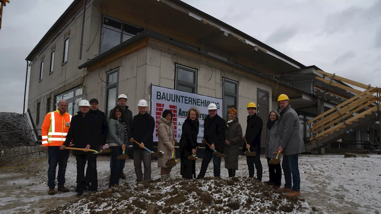 Ein Spatenstich für im Rohbau fast fertigen Kindergartenzubau