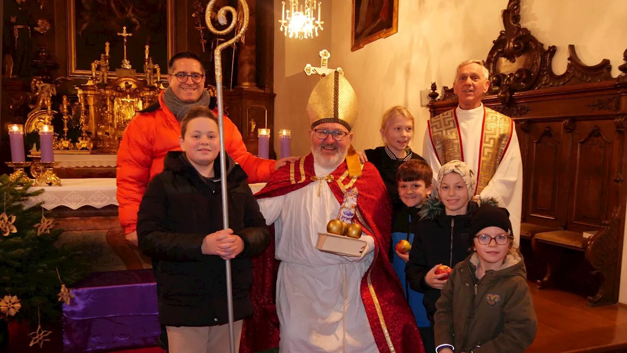 „Nikolaus“ gab bei Messe in der Neulengbacher Pfarrkirche Äpfel aus