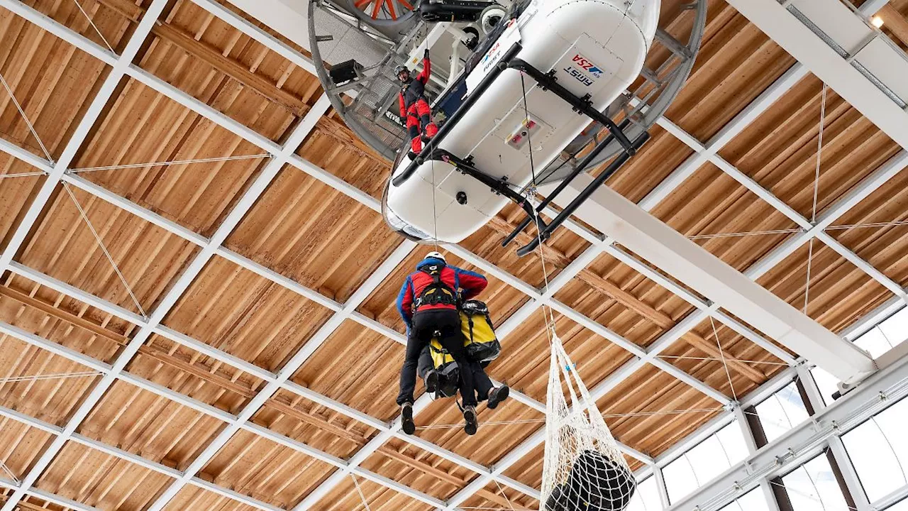 Bayern: Üben für den Ernstfall mit Indoor-Hubschrauber