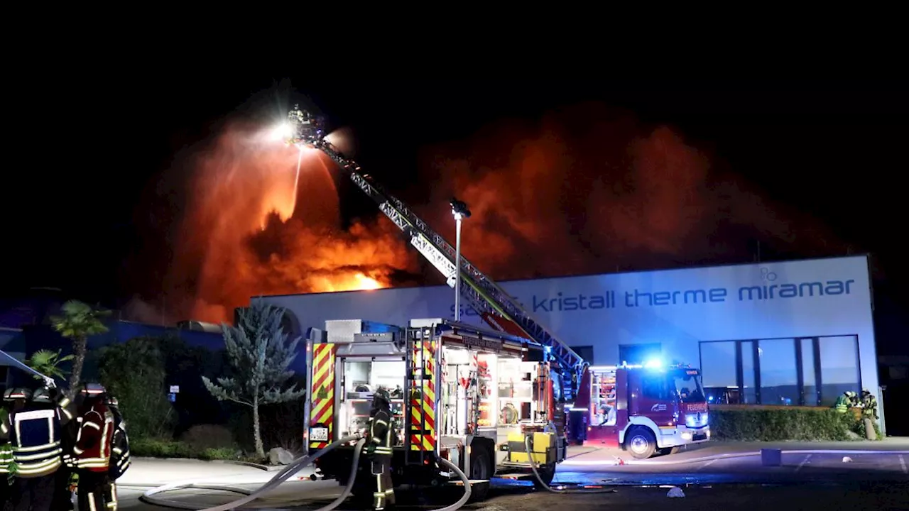 Therme stürzt teilweise ein: Feuer zerstört Teil des Erlebnisbads Miramar in Weinheim