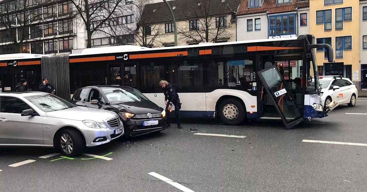 Unfall mit Linienbus und zwei Autos auf Bielefelder Kreuzung