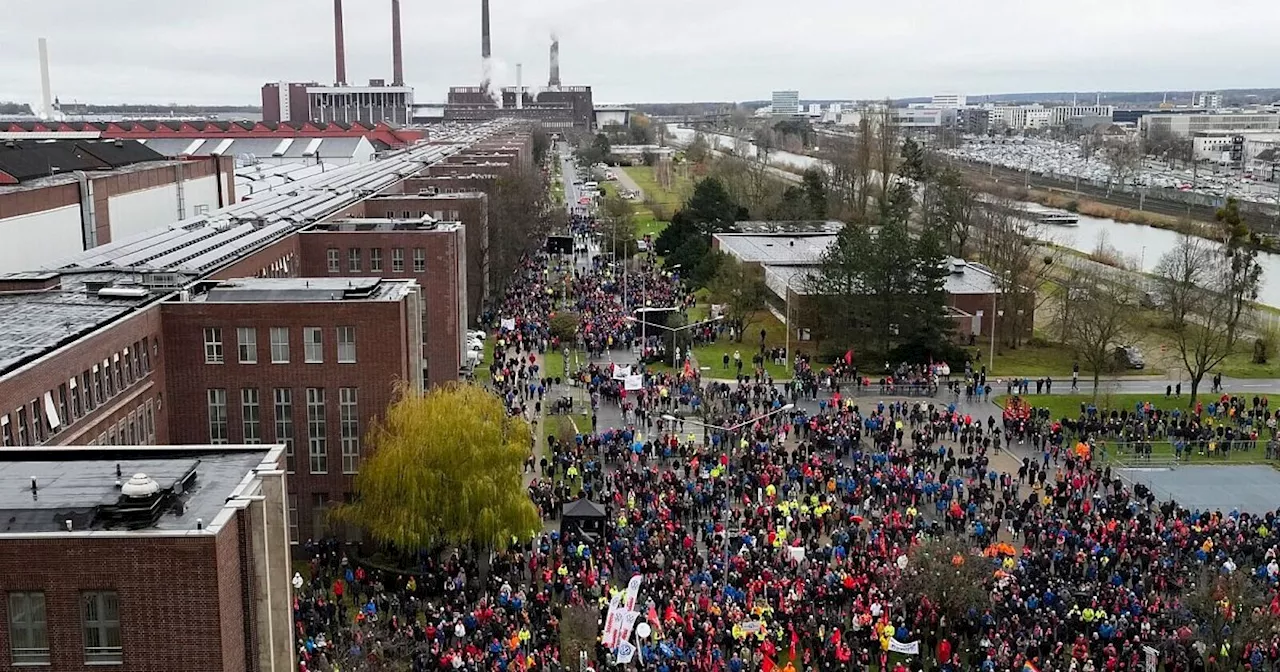 Warnstreik bei VW - Tarifrunde unter lautem Protest