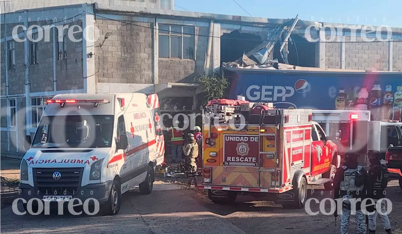 Repartidor de refresquera choca con edificio en la Salamanca-Celaya; queda grave