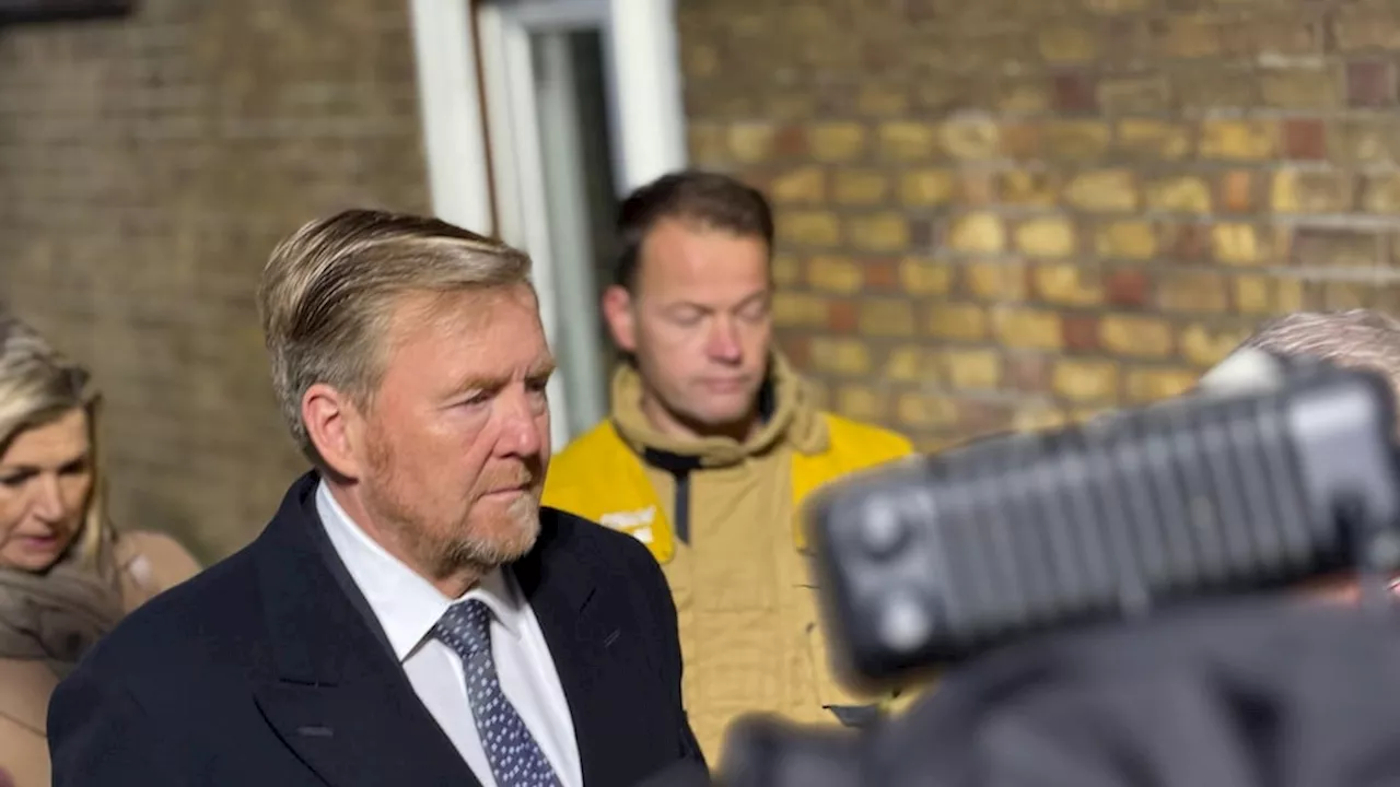 Koning Willem-Alexander en koningin Máxima arriveren op rampplek Den Haag