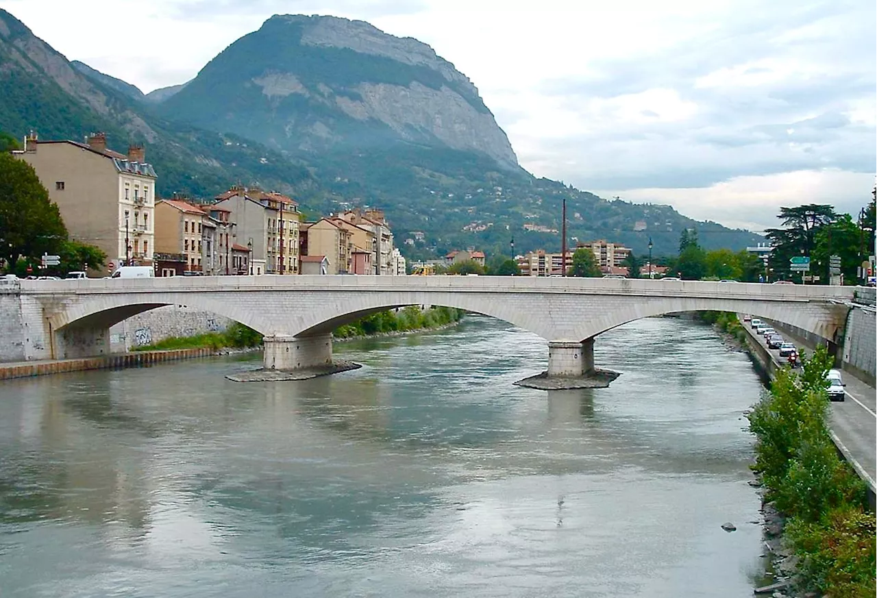 'Une chute de 7 mètres' : une jeune fille jetée d'un pont par un déséquilibré témoigne