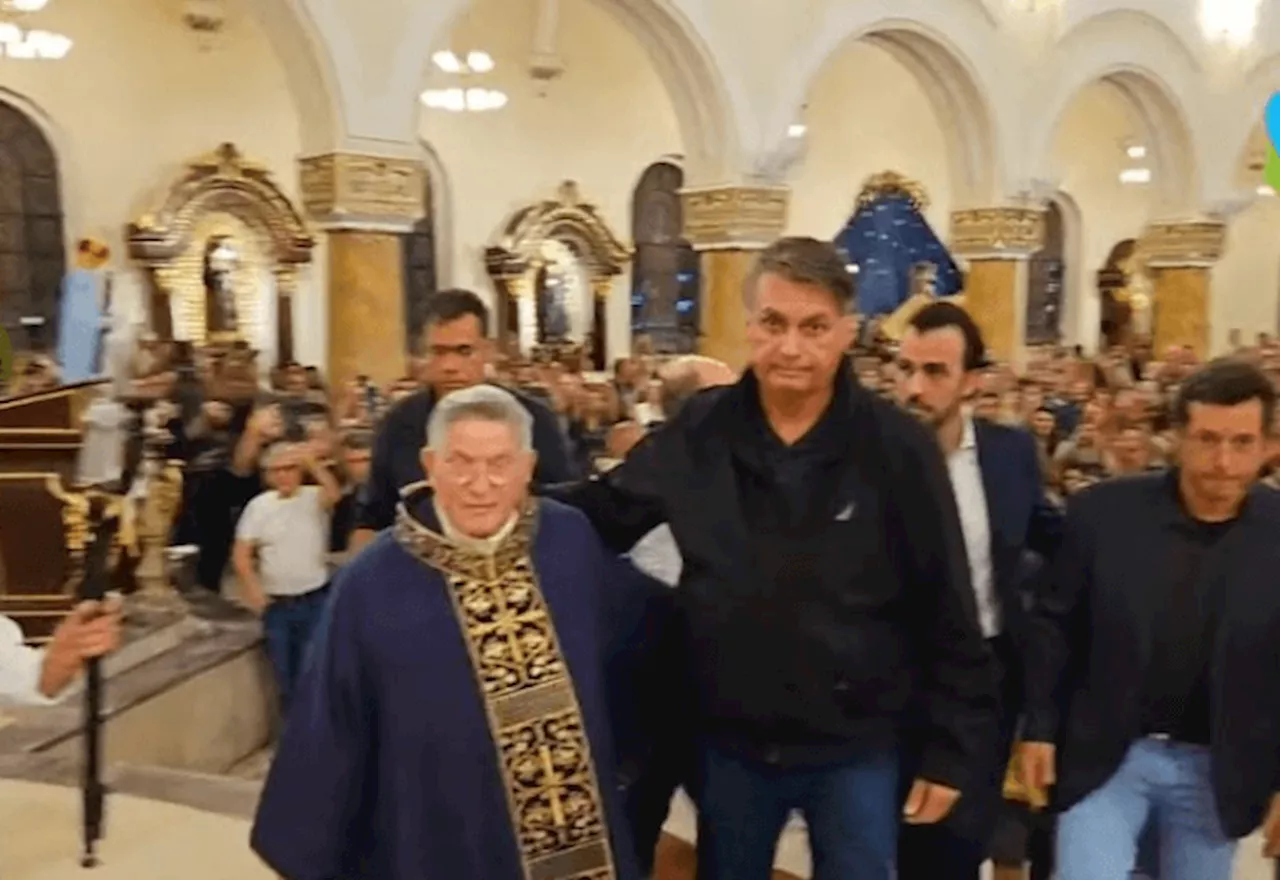 Bolsonaro participa de missa de 7º dia da mãe de Valdemar após autorização de Moraes