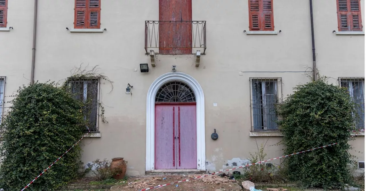 Incidente durante una gita scolastica, cede il balcone di una casa storica: feriti un insegnante e ...