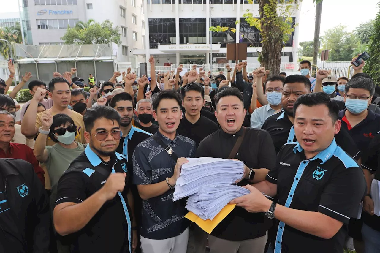 Protest outside Bank Negara demands action over RM100mil forex scam