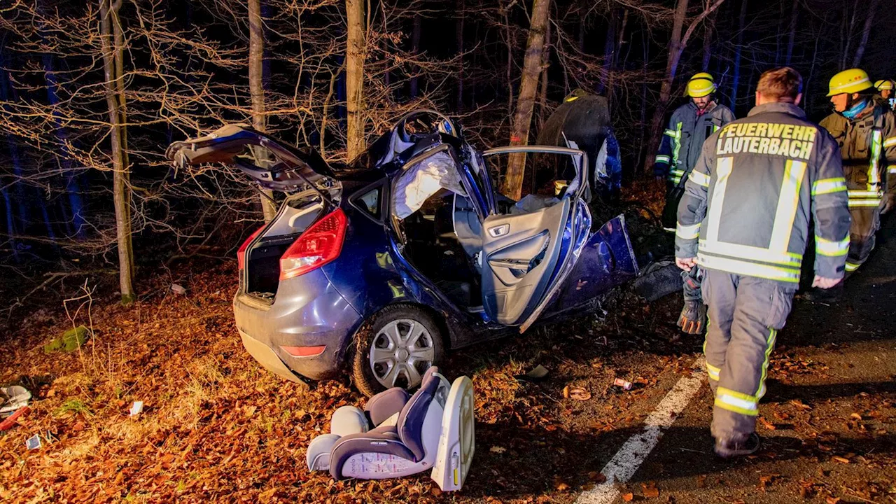 Unfälle: Auto mit jungen Leuten prallt gegen Baum: 17-Jähriger stirbt