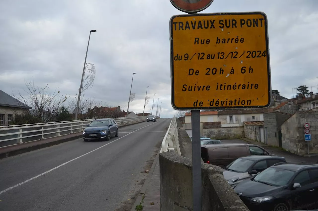 Saintes : la passerelle de la gare en travaux la nuit