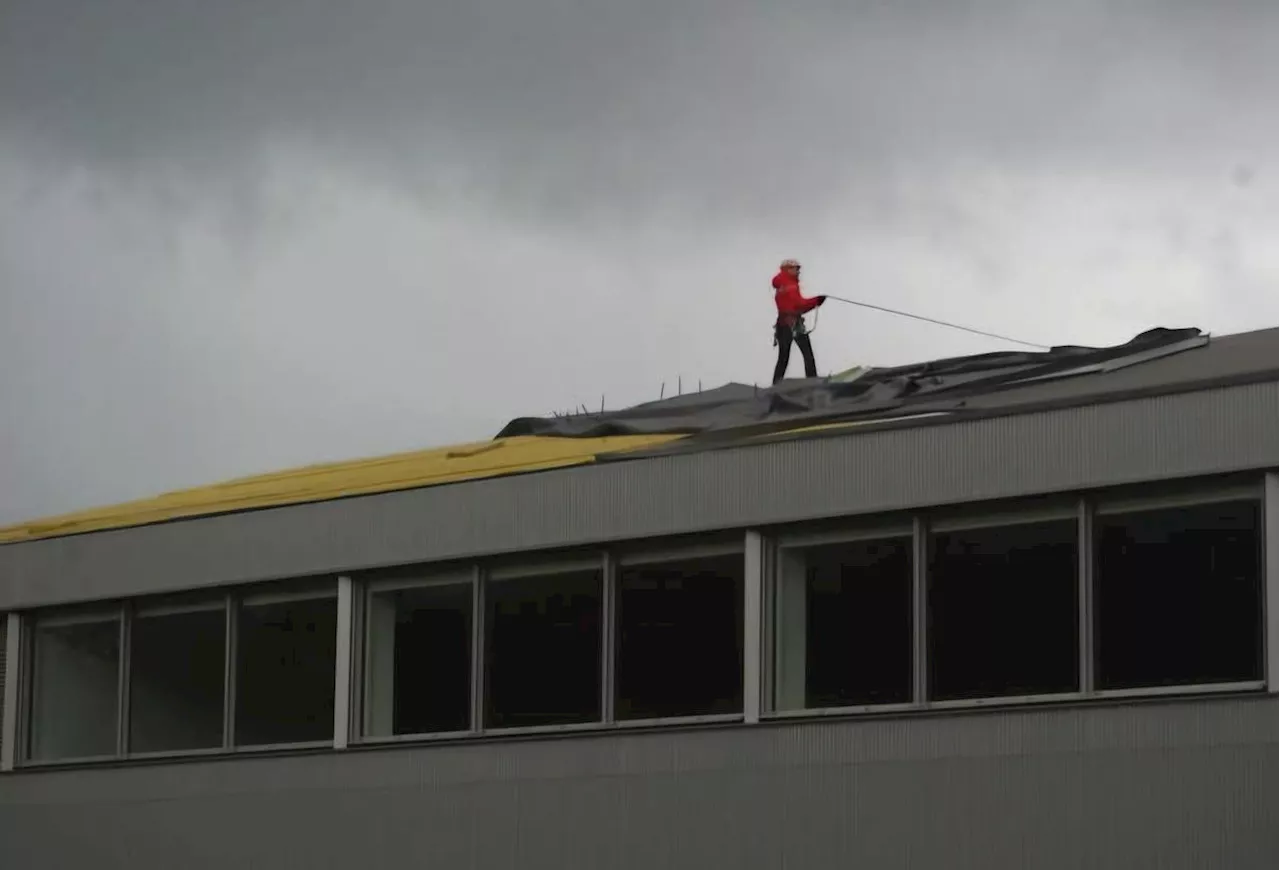 Tempête Darragh à Ciboure : une partie du toit de l’espace polyvalent arrachée par le vent, « il y avait de l’eau qui coulait par les prises électriques »