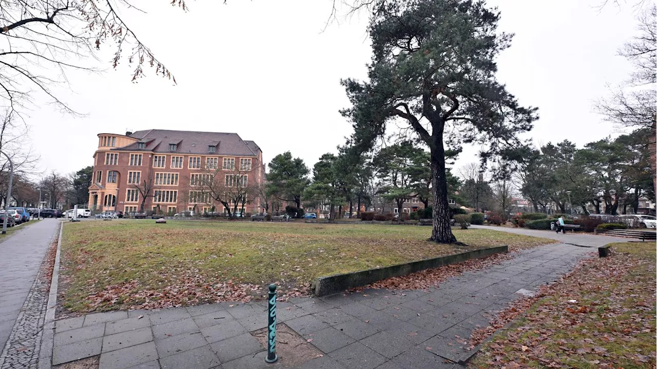 Vor dem „Strahleninstitut“ in Babelsberg: Peter-Weiss-Platz wird denkmalgerecht saniert