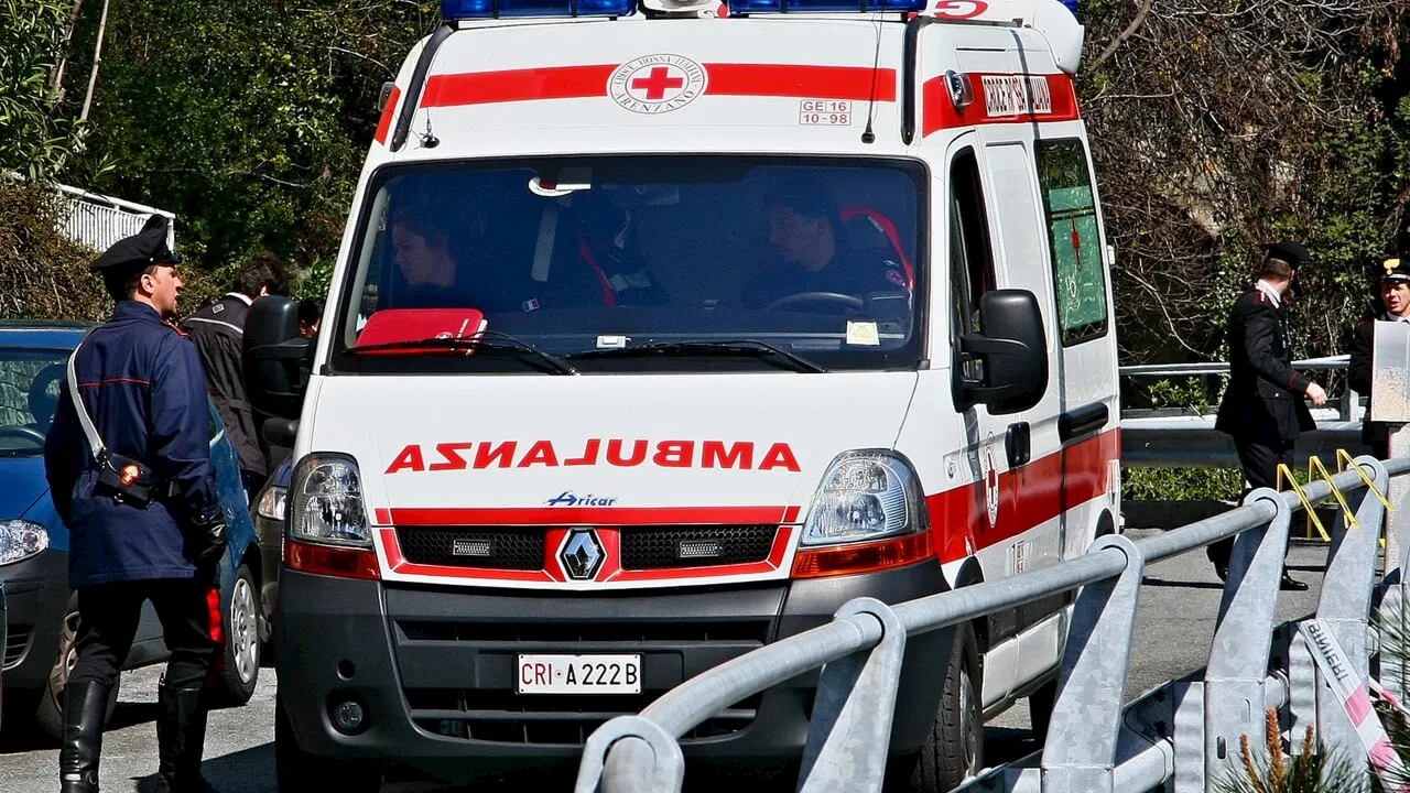 Balcone d'epoca crolla durante la gita scolastica: prof e guida turistica precipitano nel vuoto