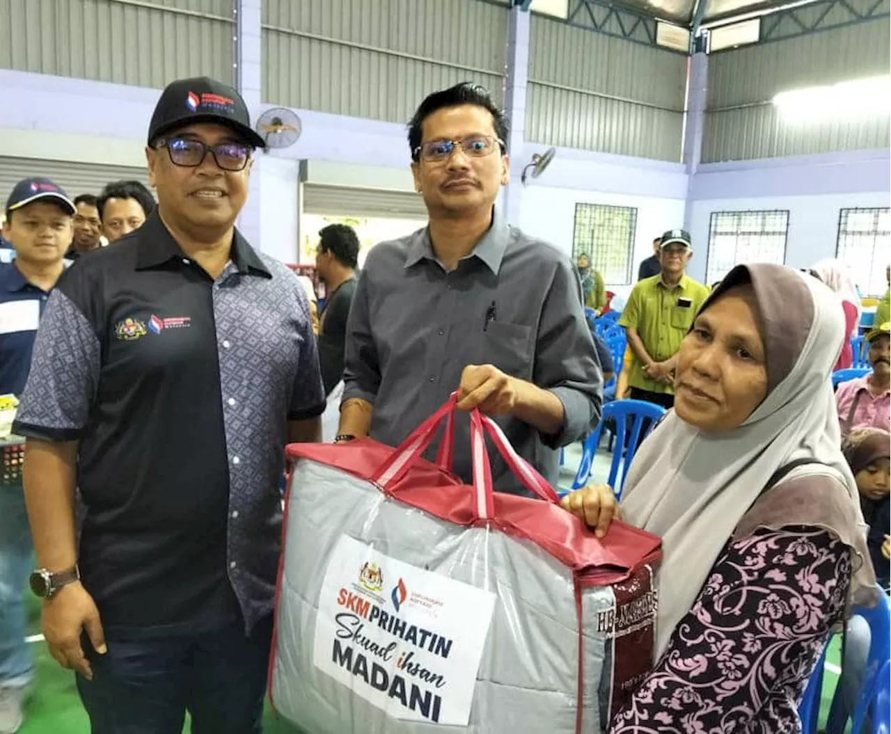 Perdana Menteri serah sumbangan mangsa banjir