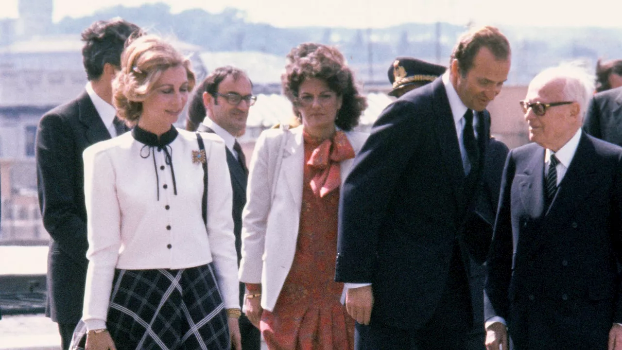 La reina Sofía con un vestido que luego llevó Letizia y una peineta tan grande que no cabía en el coche oficial: recordamos el viaje de Estado del rey Juan Carlos a Italia en 1981