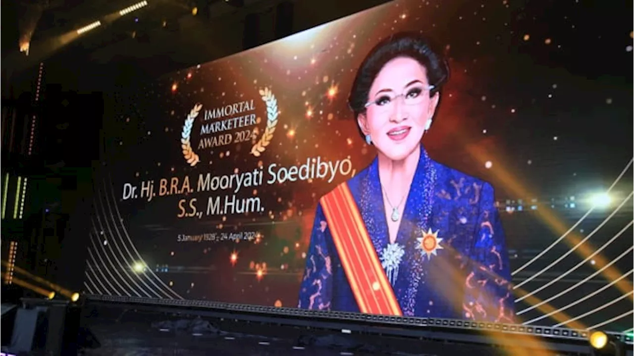 Legenda Bisnis Mustika Ratu, Mooryati Soedibyo Terima Immortal Marketeer Award 2024