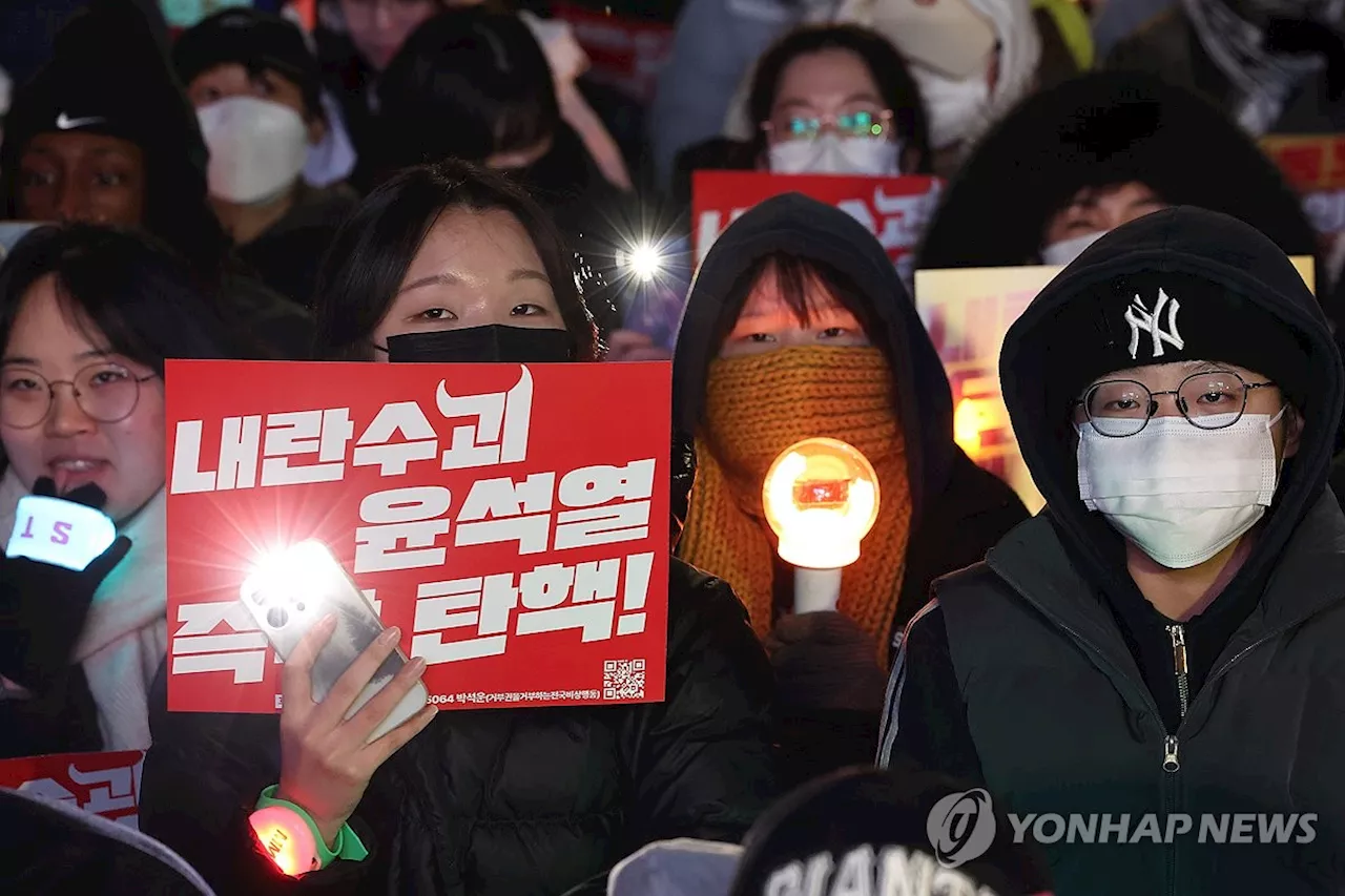 평일 저녁도 국회 앞 '촛불' 집결…與 당사까지 행진(종합)