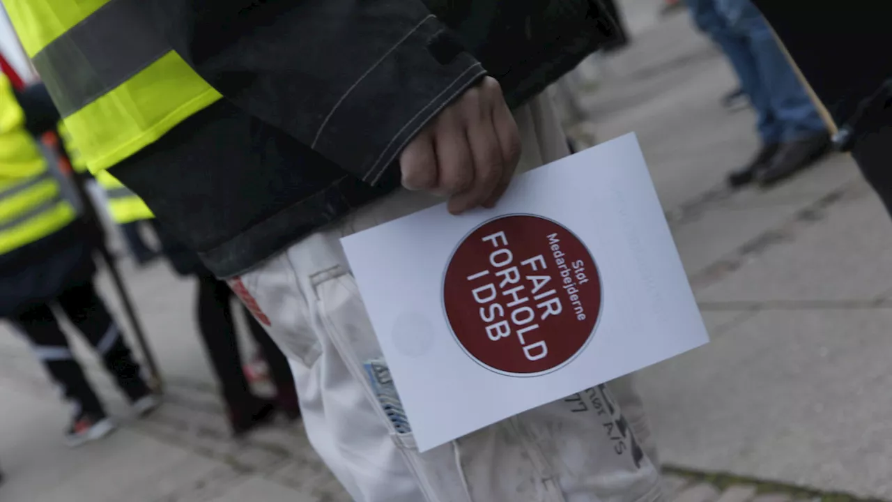 Kollegaer gennemfører demonstration til støtte for fyringstruet DSB-arbejder