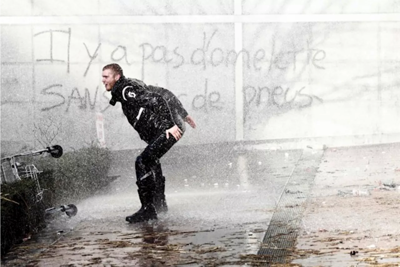 Man laat zich nat spuiten door politie tijdens boerenprotest en dat wordt op luid applaus onthaald