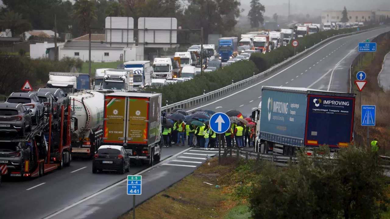 Agricultores cortan la autovía AP-7 en Los Alcázares para protestar por los productos de terceros países