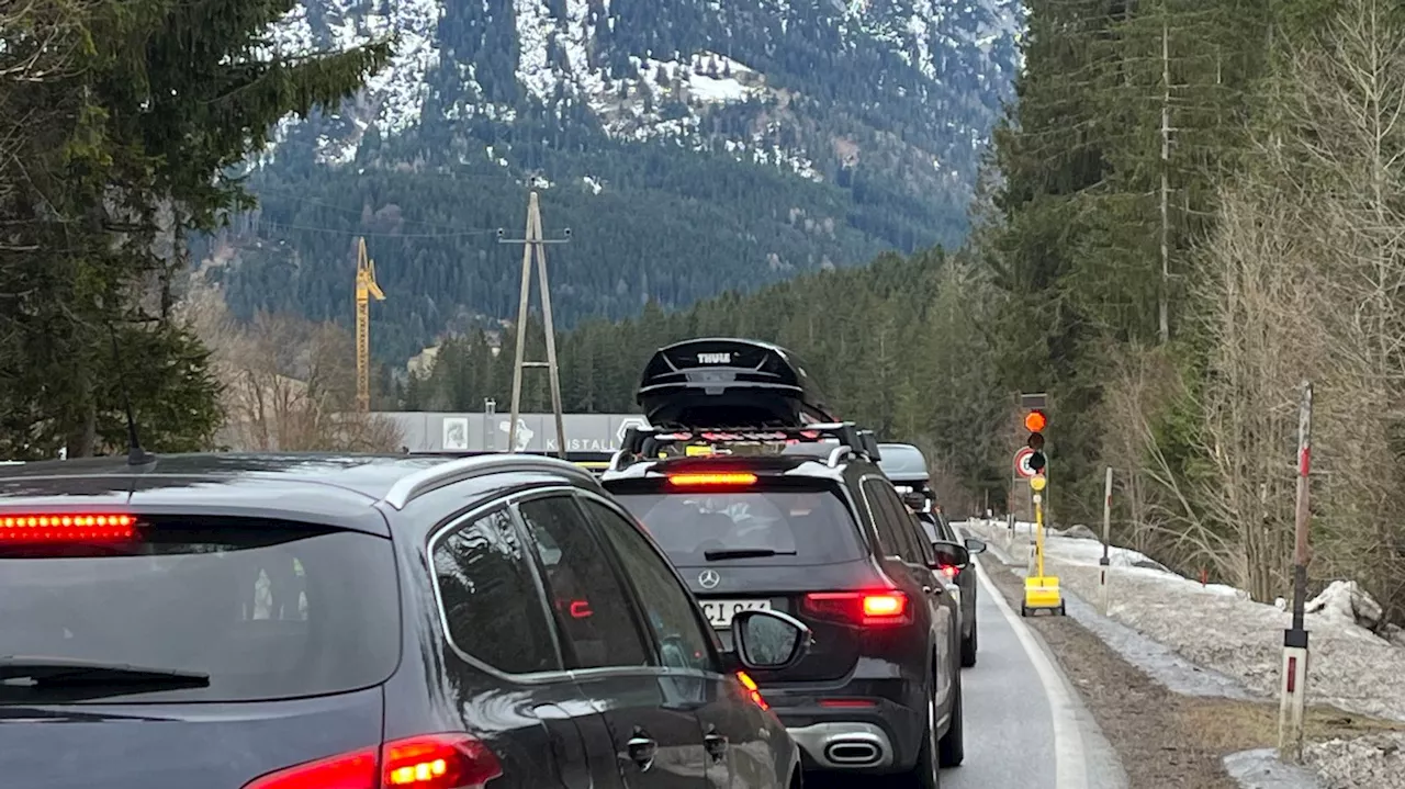 Langer Stau durch erste Blockabfertigung für PKW am Achensee