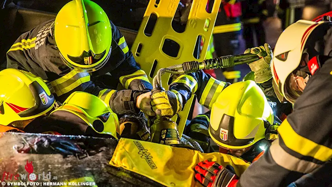 Ktn: Sattelschlepper stürzt bei St. Andrä im Lavanttal über Stützmauer und überschlägt sich → Lenker eingeklemmt