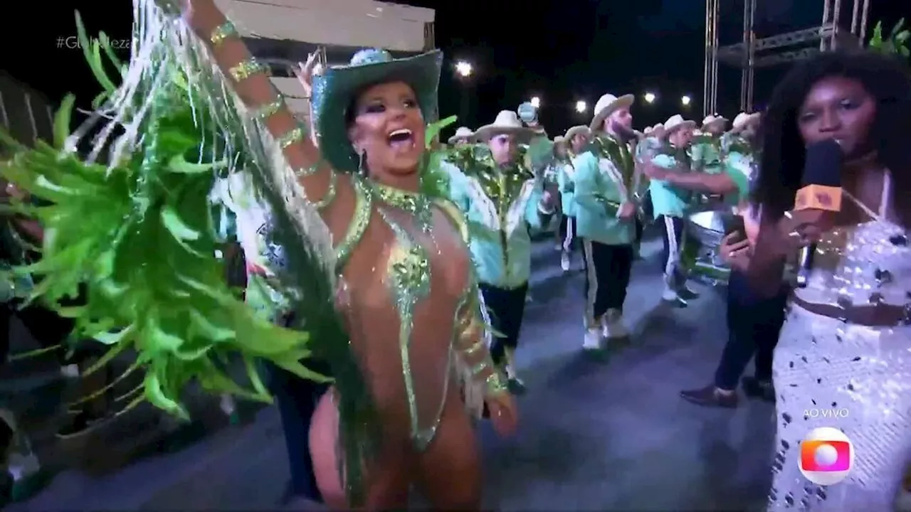 Vivi Araújo desfila como rainha da bateria da Mancha Verde