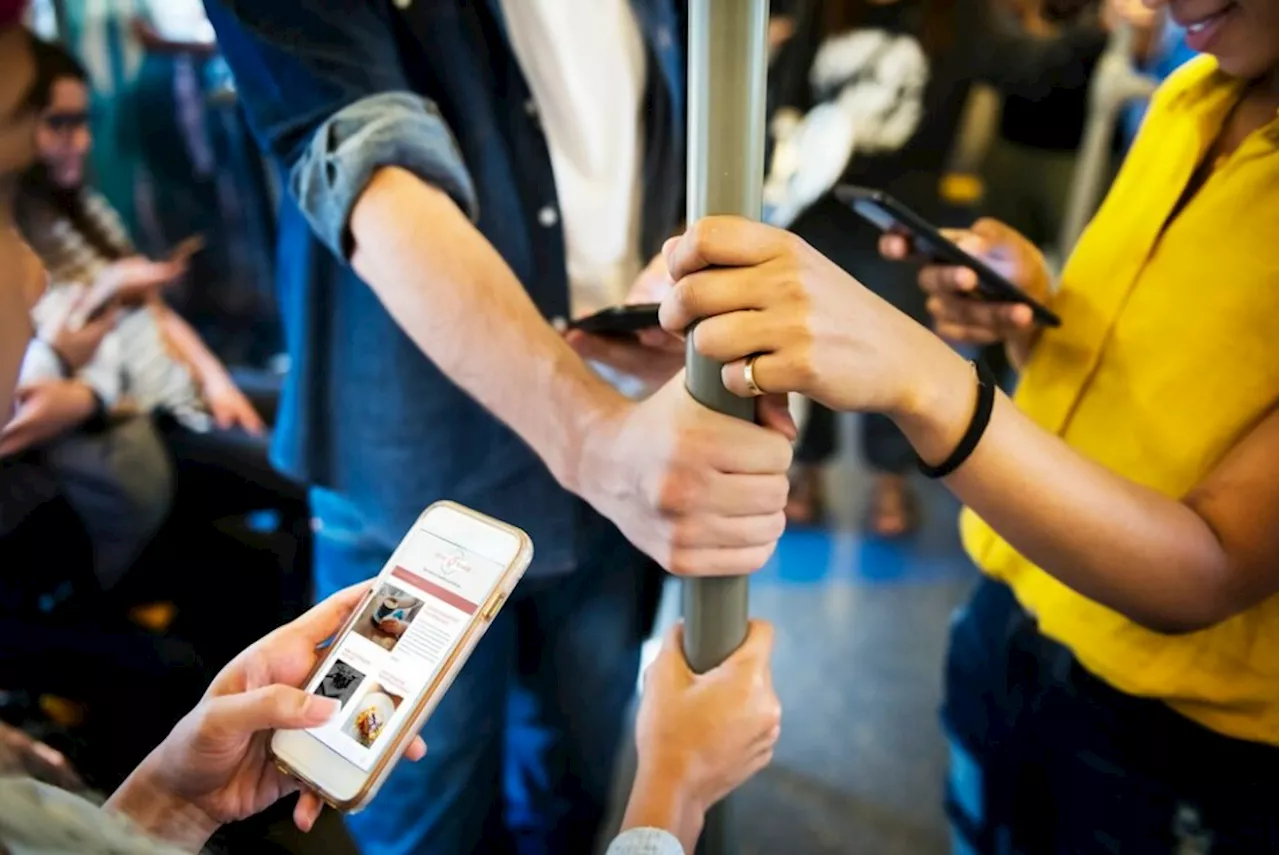 Man Confronts Woman Playing Loud Music on MRT