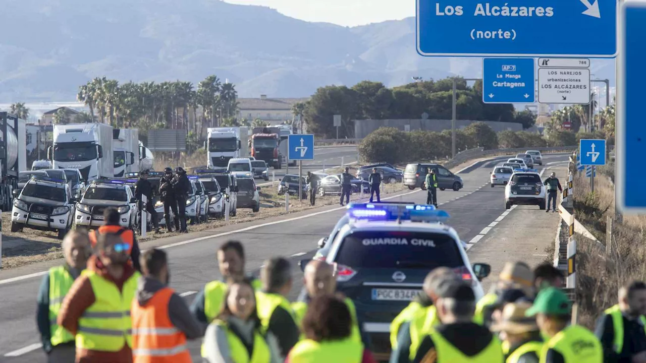 La Guardia Civil desaloja a agricultores que bloquearon la autovía A-3 en Chiva