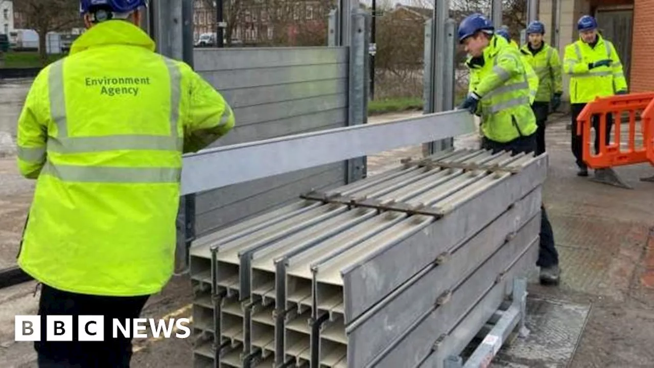 Shrewsbury: Flood barriers up at Frankwell