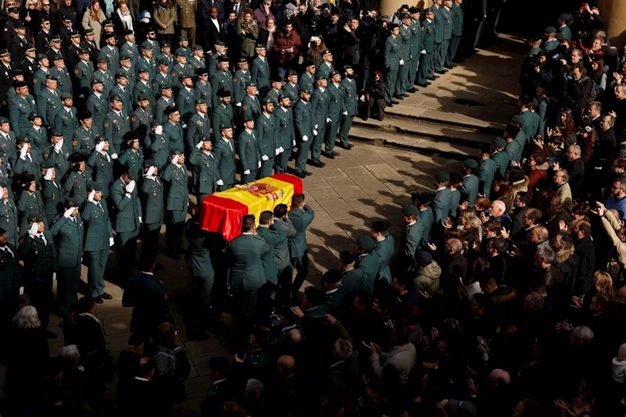 Cádiz y Pamplona despiden abatidas a los guardias civiles