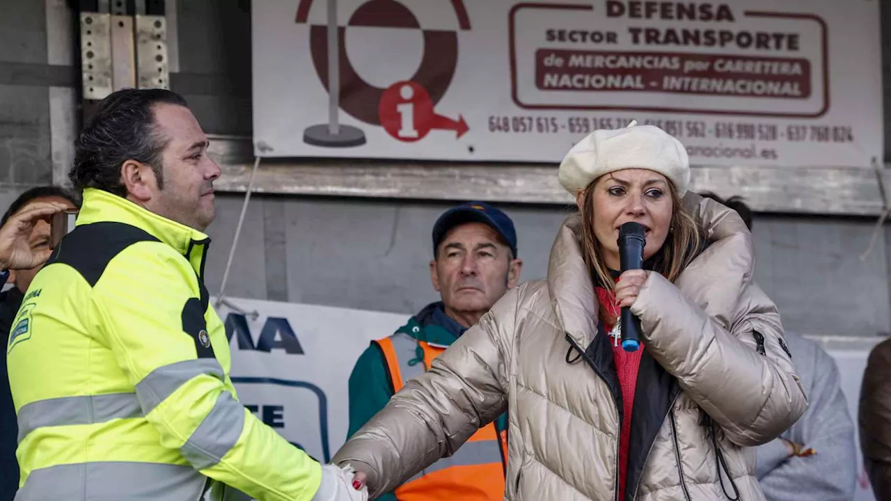 El abrazo que quiere parar España: una ex de Vox y el líder de los transportistas llaman a la huelga indefinida