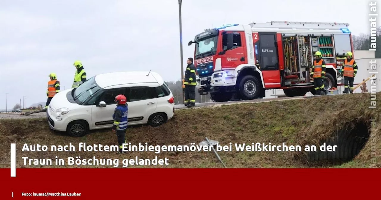 Auto landet in Böschung in Weißkirchen an der Traun