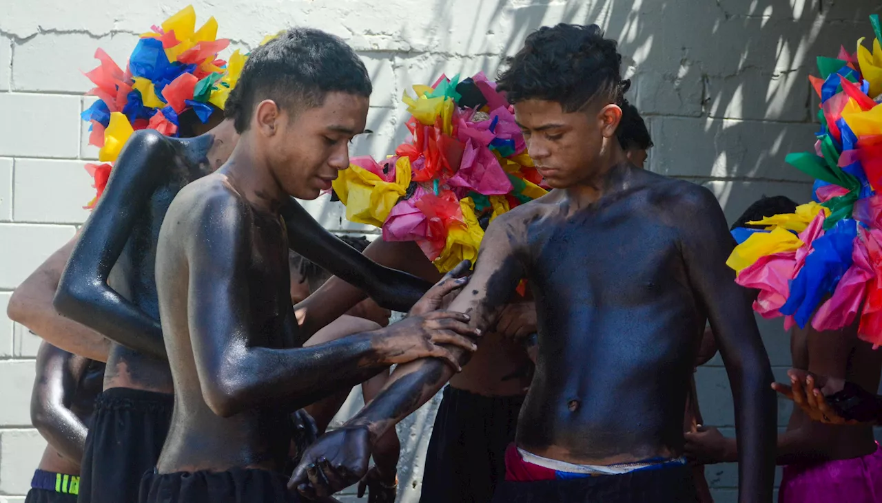 El ritual de los danzantes para La Gran Parada de Tradición en la Vía 40