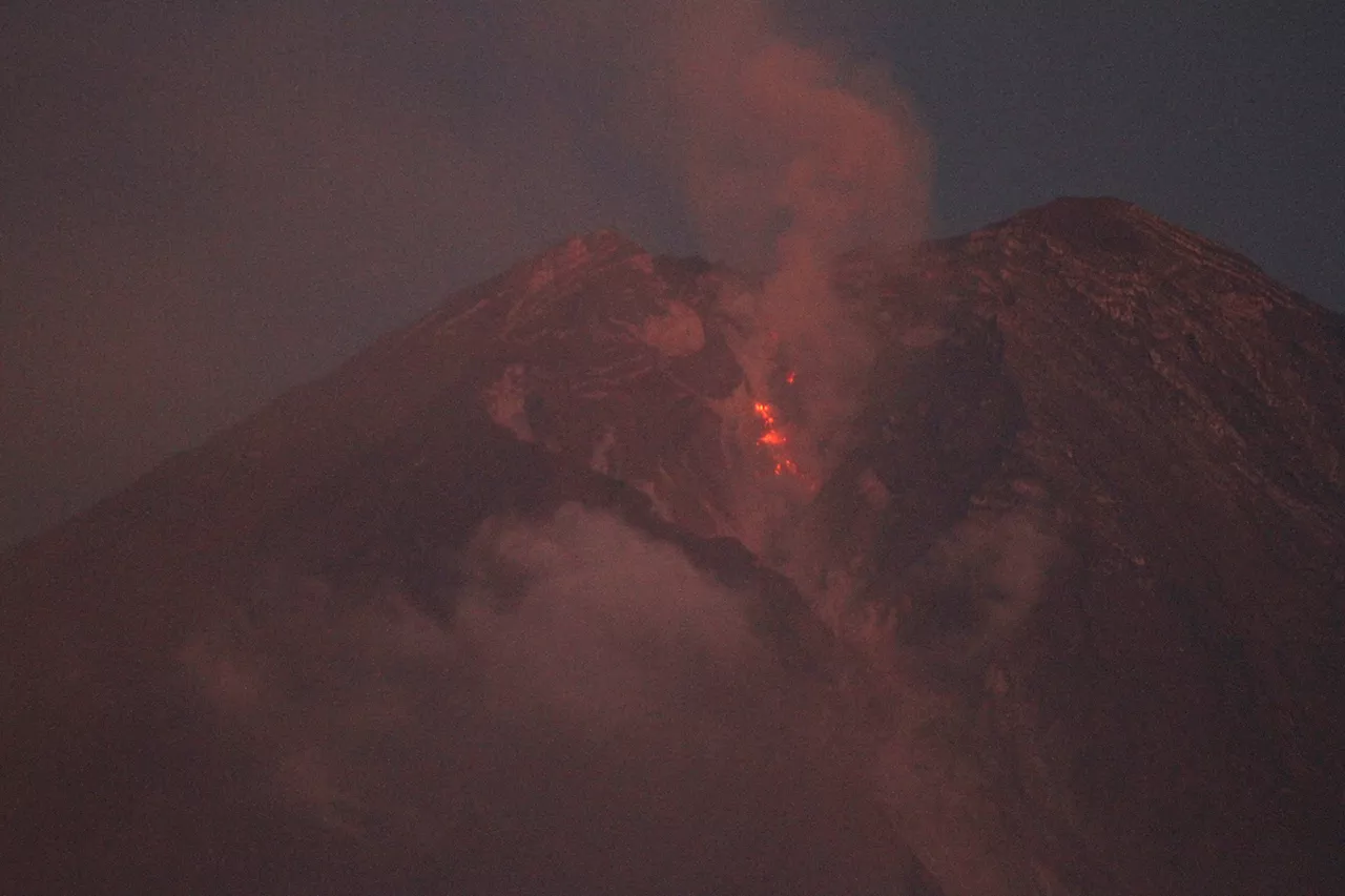 Gunung Semeru Erupsi Luncuran Abu Vulkanik Mencapai 800 Meter Ke Tenggara