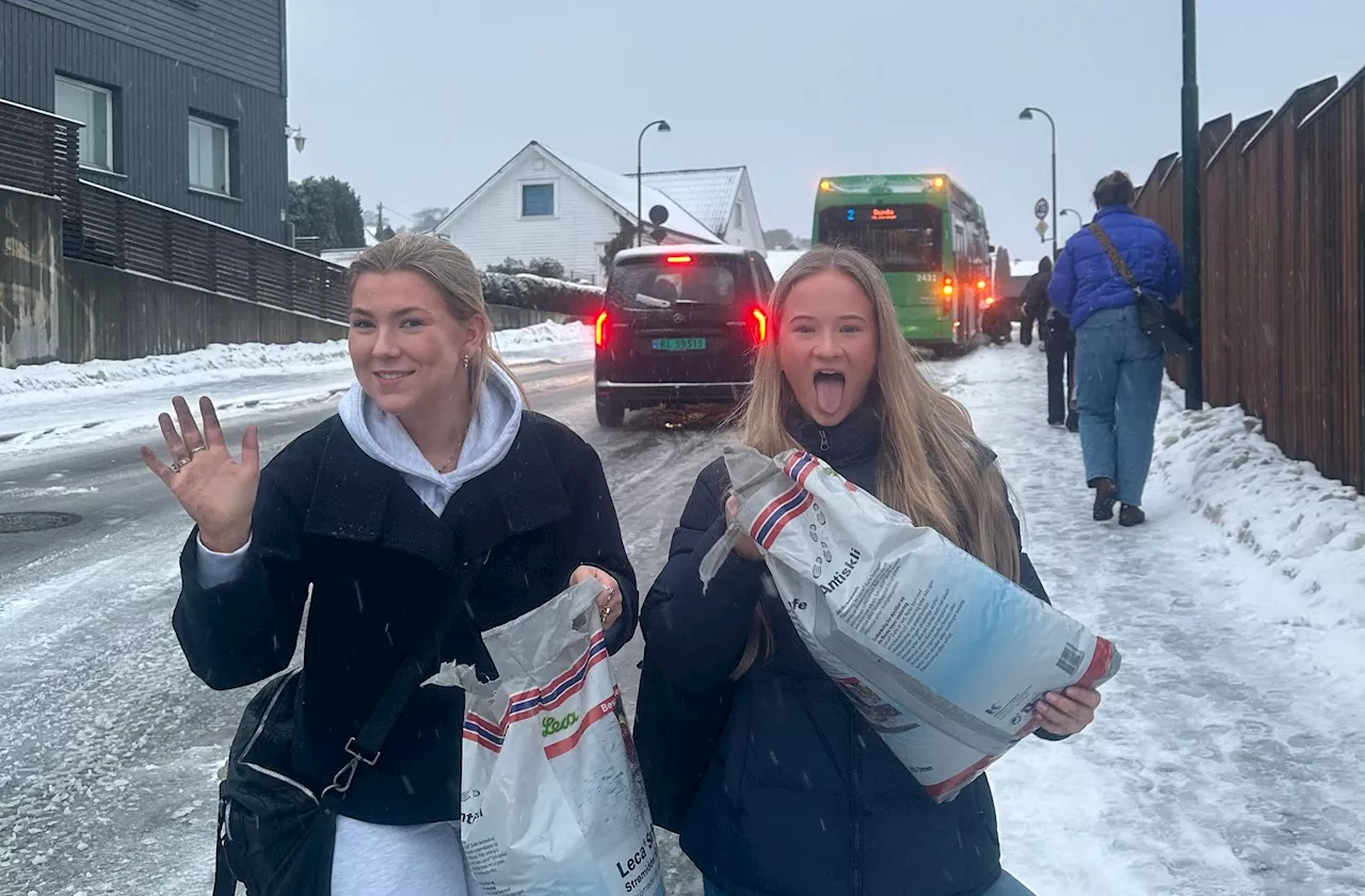 Anne Tomine og Ellinor gikk av bussen for å strø på vei til skolen