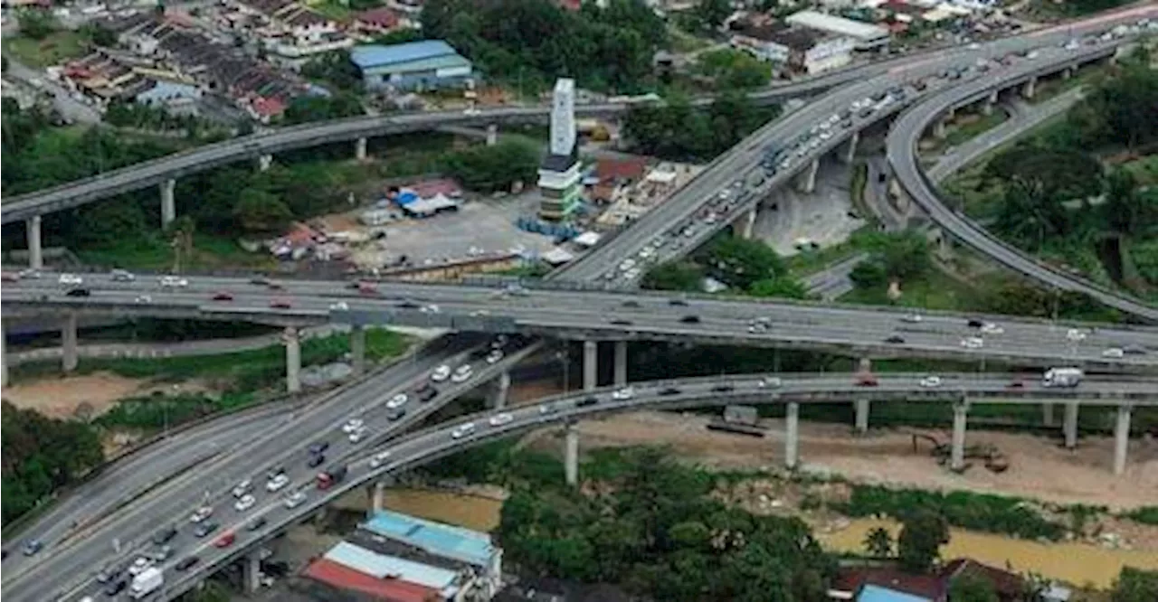 Traffic Flow Slow on Major Expressways as Holiday Ends